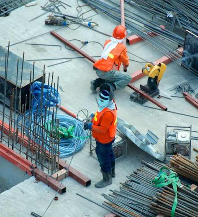 Trabalhadores em canteiro de obras