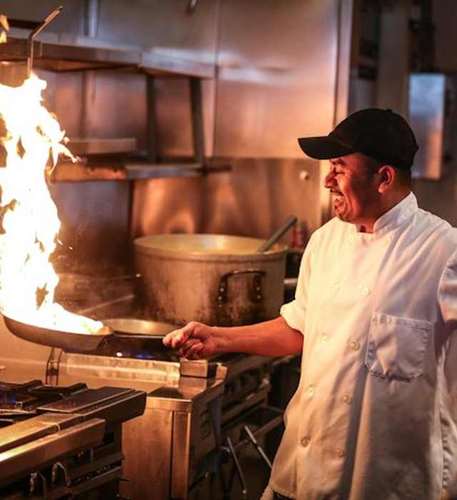 Cozinheiro em cozinha profissional