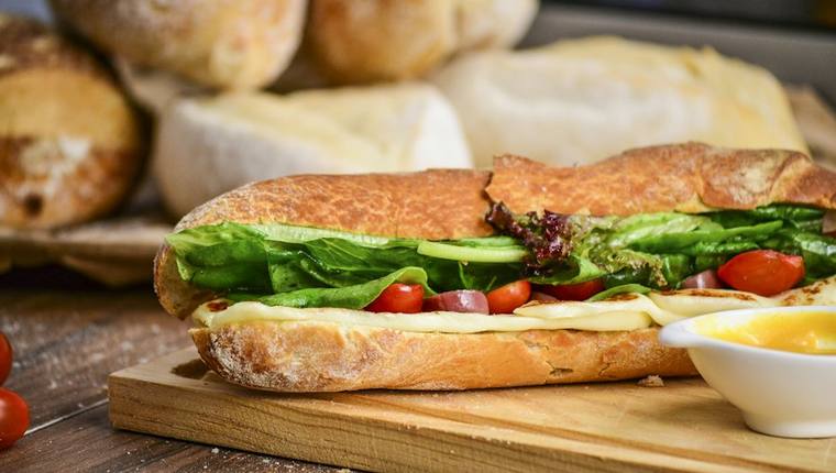 Kit lanche com sanduíche de pão fresco